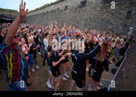 Coblenza, Germania. 22 luglio 2023. Gli appassionati di musica mondiale ballano all'interno delle mura della fortezza di Ehrenbreitstein al festival mondiale di musica "Horizons". Il festival presenta moderne varietà di musica mondiale da tutti i continenti. Crediti: Thomas Frey/dpa/Alamy Live News Foto Stock