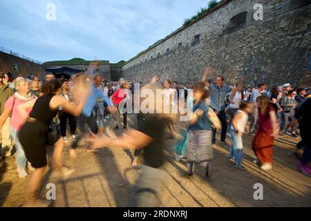 Coblenza, Germania. 22 luglio 2023. Gli appassionati di musica mondiale ballano all'interno delle mura della fortezza di Ehrenbreitstein al festival mondiale di musica "Horizons". Il festival presenta moderne varietà di musica mondiale da tutti i continenti. Crediti: Thomas Frey/dpa/Alamy Live News Foto Stock