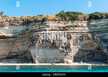 Vista della costa dell'Italia meridionale. Vista panoramica dalla barca nelle soleggiate giornate estive. Calabria, Scilla Foto Stock