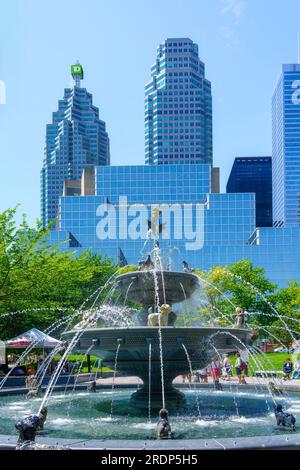 Toronto, Canada - 19 luglio 2023: Fontana per cani con acqua corrente nel Berczy Park. I grattacieli Brookfield Place del quartiere finanziario si trovano nel bac Foto Stock