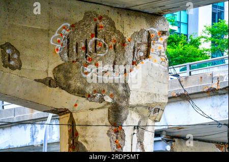 Toronto, Canada - 19 luglio 2023: Lavori di riparazione nelle strutture di supporto della Gardiner Expressway nel quartiere del centro. Foto Stock