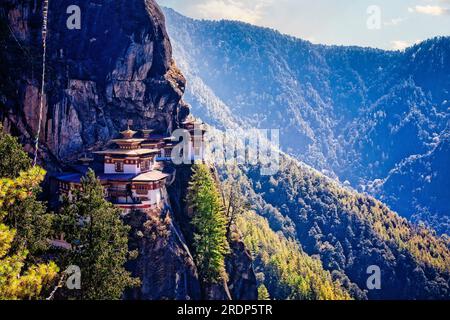 Taktsang Palphug monastero o le tigri Nest vicino a paro Bhutan era originariamente constructued nel 1692. Foto Stock