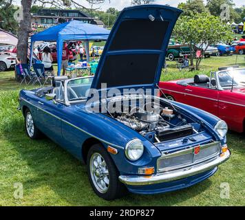 Una MG MGB convertibile da 1974 in esposizione in un salone automobilistico di Pittsburgh, Pennsylvania, USA Foto Stock