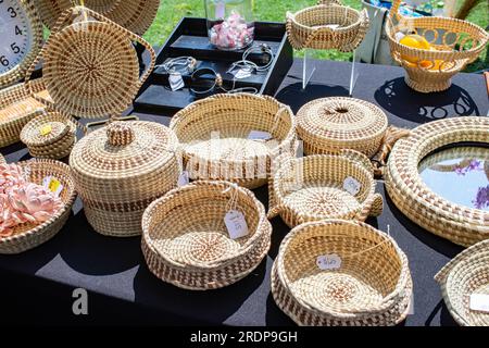 Mount Pleasant, South Carolina, Stati Uniti. 22 luglio 2023. Il 19° Festival annuale di Sweetgrass si è tenuto oggi a Mount Pleasant, South Carolina, per celebrare il patrimonio di Gullah Geechee e la forma d'arte dei cesti di sweetgrass che hanno avuto origine nella zona. Credito: Castle Light Images / Alamy Live News Foto Stock