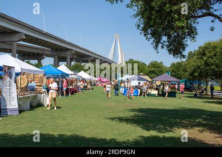 Mount Pleasant, South Carolina, Stati Uniti. 22 luglio 2023. Il 19° Festival annuale di Sweetgrass si è tenuto oggi a Mount Pleasant, South Carolina, per celebrare il patrimonio di Gullah Geechee e la forma d'arte dei cesti di sweetgrass che hanno avuto origine nella zona. Credito: Castle Light Images / Alamy Live News Foto Stock