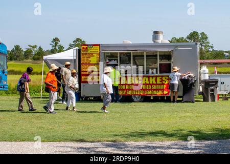 Mount Pleasant, South Carolina, Stati Uniti. 22 luglio 2023. Il 19° Festival annuale di Sweetgrass si è tenuto oggi a Mount Pleasant, South Carolina, per celebrare il patrimonio di Gullah Geechee e la forma d'arte dei cesti di sweetgrass che hanno avuto origine nella zona. Credito: Castle Light Images / Alamy Live News Foto Stock