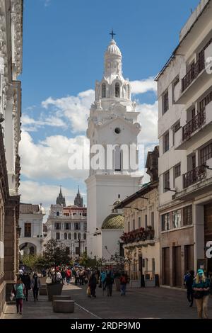 Quito, Ecuador, 25 gennaio 2023: Torre della Cattedrale metropolitana in via Garcia Moreno, attualmente pedonale, nel centro storico Foto Stock