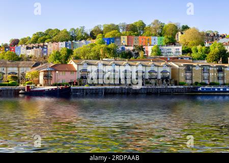 Case e appartamenti colorati con vista sui Bristol Docks, Bristol, Regno Unito, con riflessi di Photoshop nell'acqua. Cielo blu perfetto. Foto Stock