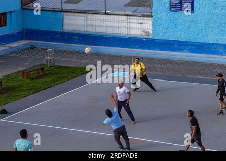 Quito, Ecuador, 3 giugno 2023: I residenti del quartiere di Las Casas trascorrono il loro tempo libero giocando a ecuavoley, una forma di pallavolo giocata inf Foto Stock