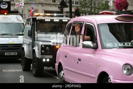 Londra, Regno Unito. 22 luglio 2023. Un convoglio di veicoli anti-ULEZ si unisce alla protesta fuori dalla BBC. I manifestanti si uniscono per chiarire al sindaco di Londra Sadiq Khan che lui e l'estensione alla zona a emissioni ultra basse (ULEZ) esistente a Londra sono indesiderati. Il sindaco Khan sta estendendo la zona nell'agosto 2023 con l'obiettivo di migliorare la qualità dell'aria della grande Londra. Credito: SOPA Images Limited/Alamy Live News Foto Stock