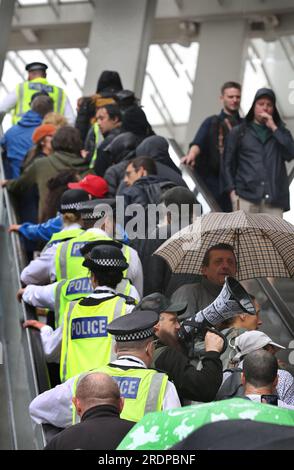 Londra, Regno Unito. 22 luglio 2023. Gli agenti di polizia seguono i manifestanti mentre usano una scala mobile al London Bridge durante la manifestazione. I manifestanti per la libertà sentono che molte delle politiche del governo stanno togliendo le loro libertà dal blocco di covid19 come lo sviluppo di città di 15 minuti, l'introduzione di una società senza contanti, la cessione del potere all'Organizzazione Mondiale della Sanità (OMS) e l'attuazione di idee del Forum economico Mondiale (WEF). Credito: SOPA Images Limited/Alamy Live News Foto Stock