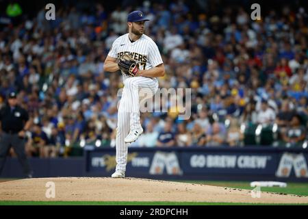 Milwaukee, Wisconsin, USA. Milwaukee, WISCONSIN, USA. 22 luglio 2023. Il lanciatore titolare dei Milwaukee Brewers Adrian Houser (37) lanciò durante la partita tra i Milwaukee Brewers e gli Atlanta Braves all'American Family Field di Milwaukee, WISCONSIN. Darren Lee/CSM/Alamy Live News Credit: Cal Sport Media/Alamy Live News Foto Stock