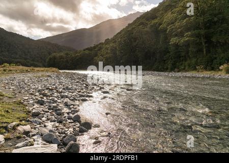 Il fiume Haast scorre rapidamente attraverso il passo alpino Foto Stock
