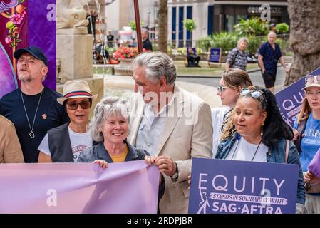 Londra, Regno Unito. 21 luglio 2023. Imelda Staunton, Simon Pegg e Jim Carter visti durante la manifestazione. L'Equity Union ha tenuto una protesta a Leicester Square per mostrare la sua solidarietà a Sag-Aftra e agli attori statunitensi. Molte celebri star del cinema britannico parteciparono al raduno come Brian Cox, Hayley Atwell, Andy Serkis, David Oyelowo, Simon Pegg, Rob Delaney, Jim Carter e Imelda Staunton. (Foto di Krisztian Elek/SOPA Images/Sipa USA) credito: SIPA USA/Alamy Live News Foto Stock