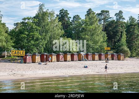 Spiaggia sabbiosa dell'isola di Pihlajasaari con spogliatoi a Helsinki, Finlandia Foto Stock