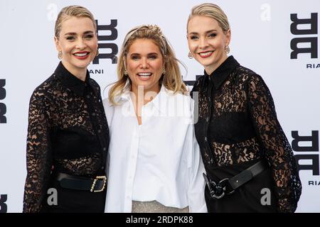 22.07.2023. Düsseldorf. Nina und Julia Meise mit Mona Buckenmaier (Mitte) bei der zweiten 'Riani Fashion Cruise' auf dem Ausflugsschiff 'Blue Rhapsody Foto Stock