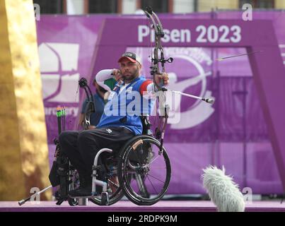 Pilsen, Repubblica Ceca. 22 luglio 2023. L'italiano Matteo Bonacina gareggia durante la finale del Compound Men Open ai Campionati mondiali di tiro con l'arco Para 2023 a Pilsen, Repubblica Ceca, 22 luglio 2023. Credito: He Canling/Xinhua/Alamy Live News Foto Stock