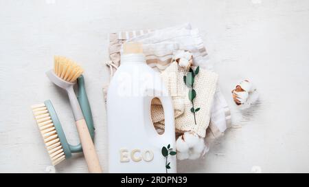 Spazzole Eco e stracci su sfondo bianco. Prodotti per la pulizia ecologici. Concetto più pulito. Foto Stock