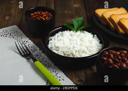 Cibo dominicano con riso bianco e varie spezie Foto Stock