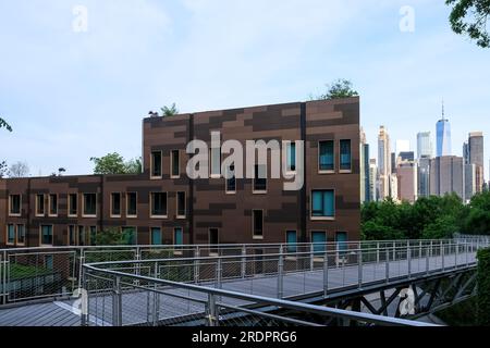 Dettaglio architettonico del Brooklyn Bridge Park, un parco sul lato di Brooklyn dell'East River a New York City Foto Stock