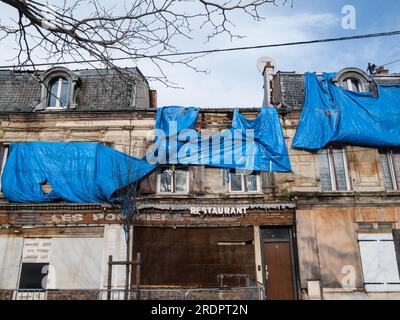 VECCHIO RISTORANTE DELLA PERIFERIA DI PARIGI IN FASE DI DEMOLIZIONE - PANTIN PARIS FRANCE - DEMOLIZIONE URBANA - DEMOLIZIONE DI EDIFICI © FOTOGRAFIA: FREDERIC BEAUMONT Foto Stock