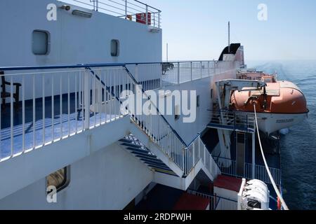 Scialuppa di salvataggio a fianco del traghetto Stena Line Stena Flavia tra Liepāja (Lettonia) e Travemünde (Germania) Foto Stock