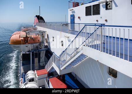 Scialuppa di salvataggio a fianco del traghetto Stena Line Stena Flavia tra Liepāja (Lettonia) e Travemünde (Germania) Foto Stock