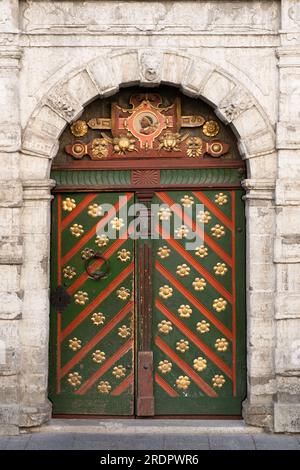 Porta alla "Casa della Confraternita delle teste nere" (XVI secolo), una delle corporazioni medievali chiave nella città anseatica di Tallinn Foto Stock