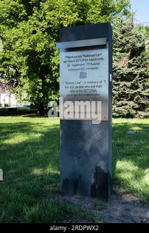 Targa appartenente al monumento "linea rotta" in memoria dei passeggeri che hanno perso la vita nella catastrofe del traghetto in Estonia nel 1994 Foto Stock