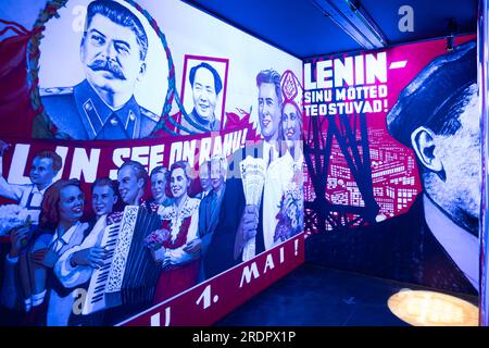 Museo Vabamu delle occupazioni e della libertà. Area d'ingresso con poster "LUNGA VITA il 1 MAGGIO!" con immagini che glorificano il comunismo Foto Stock