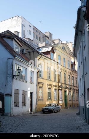 Paesaggio urbano di Tallinn. Bellissime case storiche in via Muurivahe (Müürivahe) nel centro storico di Tallinn con OA Coffeeshop Foto Stock