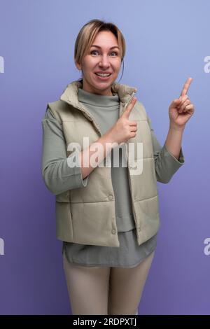 l'ottimista ha sorpreso la giovane donna bionda europea per avere un'idea Foto Stock