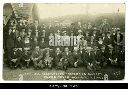 Cartolina originale dei primi anni '1920 di un grande gruppo di uomini e donne in posa per un ritratto nei giardini di una casa di campagna chiamata Close House. La cartolina afferma che si tratta della Crow Hall allotments Protection Society, Close House, Wylam, Northumberland, Regno Unito, datata 11.8,1923. Sembra che questo gruppo di detentori di assegnazioni viaggiasse da Crow Hall, Falling, Gateshead (vicino a Newcastle) alla casa di campagna chiamata Close House (vista sullo sfondo) forse era un viaggio di un giorno charabanc in una casa di campagna o la tenuta di campagna è stata utilizzata come sede per una convention / riunione. Foto Stock