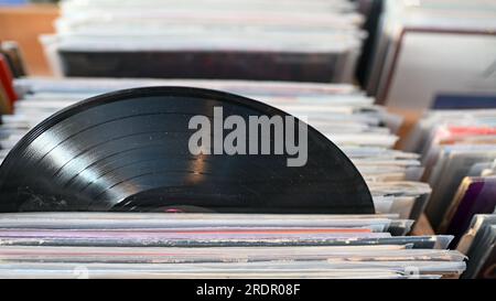 Primo piano del disco in vinile in pila Foto Stock