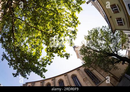 Villach, Austria. 18 luglio 2023. Vista a occhio di pesce di St La chiesa di Jakob nel centro della città Foto Stock