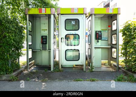 Villach, Austria. 18 luglio 2023. cabine telefoniche in una piazza del centro città Foto Stock