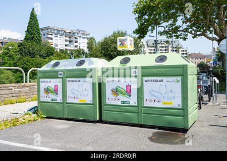 Villach, Austria. 18 luglio 2023. i bidoni della spazzatura ordinati in una strada del centro città Foto Stock