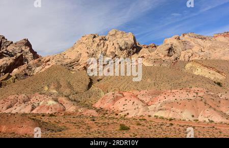 le pittoresche e colorate formazioni rocciose della barriera corallina di san rafael lungo l'interstate 70, vicino al green river, utah Foto Stock