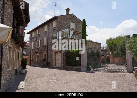 Borghetto, Italia - 1 luglio 2023 - il bellissimo borgo di Borghetto vicino a Valeggio sul Mincio. Provincia di Verona, Veneto Foto Stock