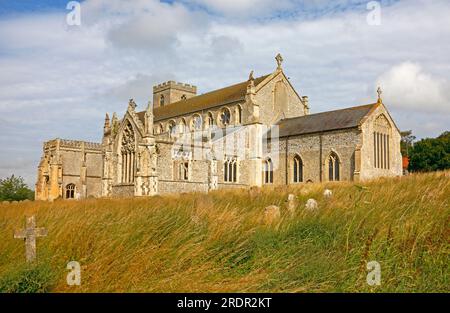 Una vista della chiesa parrocchiale di Saint Margaret da sud-est sulla costa del Norfolk settentrionale a Cley Next the Sea, Norfolk, Inghilterra, Regno Unito. Foto Stock