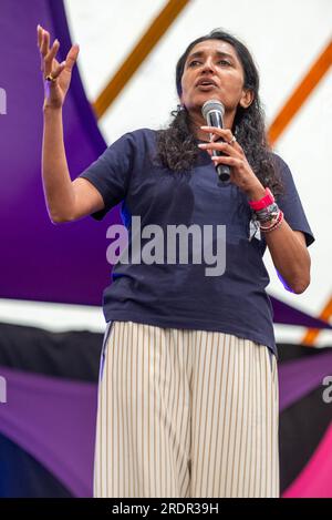 Henham Park, Southwold, Regno Unito. 22 luglio 2023. Latitude Festival 2023 giorno 3. Sindhu Vee si esibisce nella Comedy Tent al Latitude Festival 2023 Credit: Gary Stafford/Alamy Live News Foto Stock