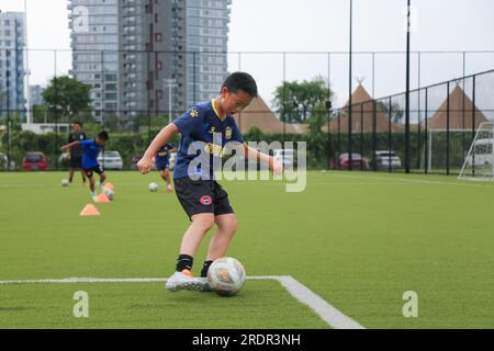 Chengdu, provincia cinese del Sichuan. 21 luglio 2023. I ragazzi assistono a una sessione di allenamento calcistico al Chengdu CDT Sports Park di Chengdu, nella provincia del Sichuan, nel sud-ovest della Cina, il 21 luglio 2023. Crediti: Yang Jin/Xinhua/Alamy Live News Foto Stock