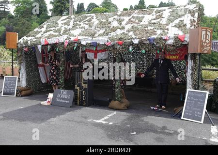 Uno spettacolo dal vivo dei Ronnies alla Severn Valley Railway 1940s Day a Bridgnorth. Foto Stock