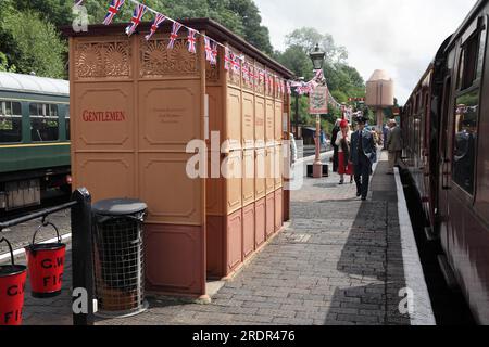Situato sul binario della stazione di Bewdley si trova questo bagno di gentiluomini, visto nel giorno della Severn Valley Railway degli anni '1940. Foto Stock