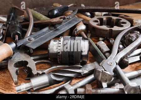 Vari utensili in metallo per lavori di montaggio e torneria Foto Stock
