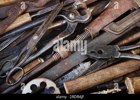 Vari utensili in metallo per lavori di montaggio Foto Stock