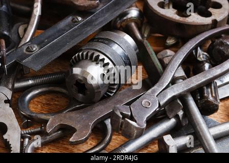 Vari utensili in metallo per lavori di montaggio e torneria Foto Stock