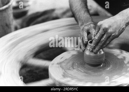 Vecchia immagine vintage in bianco e nero degli anni '1900 del vasaio indiano su ruota per vasai che fabbricano un vaso di argilla India Foto Stock