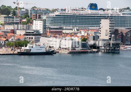 Intorno a Stavanger - RO RO RO Ferry Skanivik, nano dalla Iona ormeggiata nelle vicinanze. Foto Stock