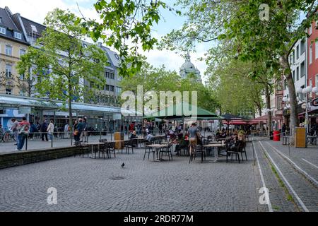 Bonn, Germania - 19 maggio 2023: Vista panoramica dell'affollato Friedensplatz a Bonn, Germania Foto Stock